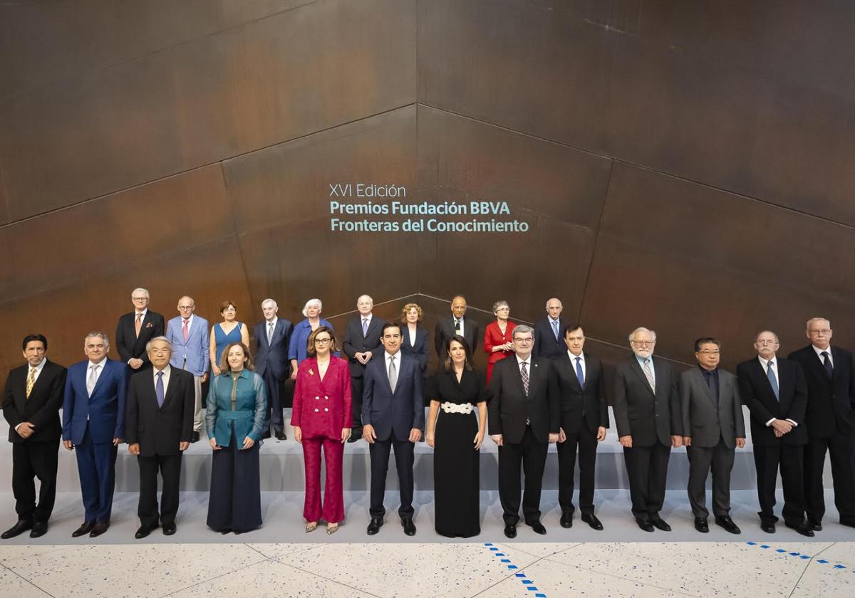 Fila de abajo, de izquierda a derecha: Rodolfo Dirzo, Gerardo Ceballos, Takeo Kanade, Eloísa del Pino (presidenta del CSIC), Elixabete Etxanobe (diputada general de Bizkaia), Carlos Torres Vila (presidente de la Fundación BBVA), Mireya Uribeetxebarria (esposa del presidente de la Fundación BBVA), Juan Mari Aburto (alcalde de Bilbao), Rafael Pardo (director de la Fundación BBVA), Peter Walter, Kazutoshi Mori, Arthur Horwich, Ulrich Hartl. Fila de arriba, de izquierda a derecha: Thomas Stocker, Jakob Schwander, Valérie Masson-Delmotte, Jean Jouzel, Dorthe Dahl-Jensen, George Benjamin, Elke Weber, Partha Dasgupta,Claire Voisin, Yakov Eliashberg.