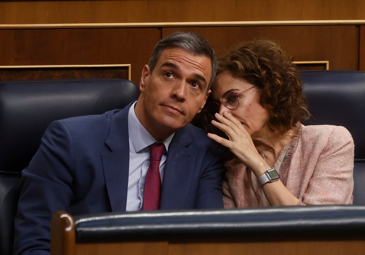 El jefe del Ejecutivo, Pedro Sánchez, y la vicepresidenta primera y ministra de Hacienda, María Jesús Montero, este jueves en el Congreso