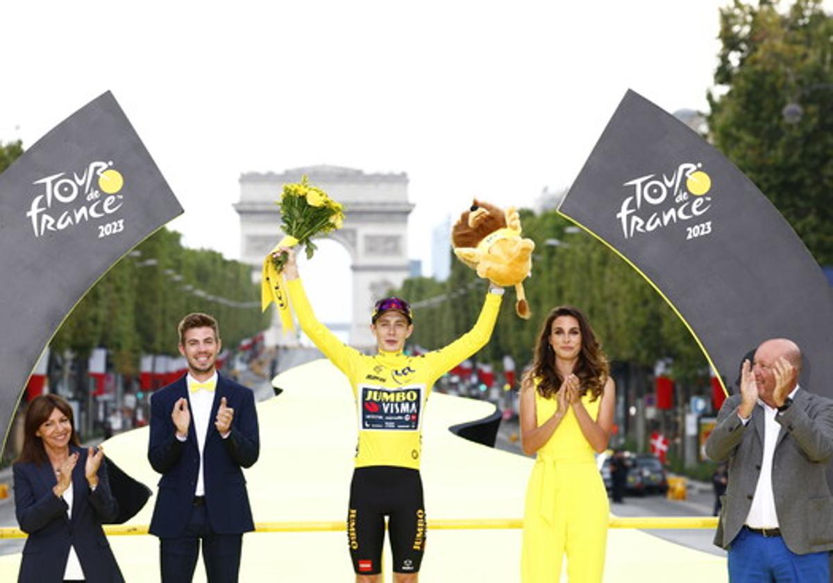 Jonas Vingegaard celebranso su segundo Tour de Francia consecutivo