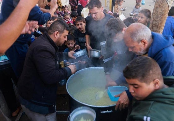 Voluntarios reparten comida en la Franja de Gaza.