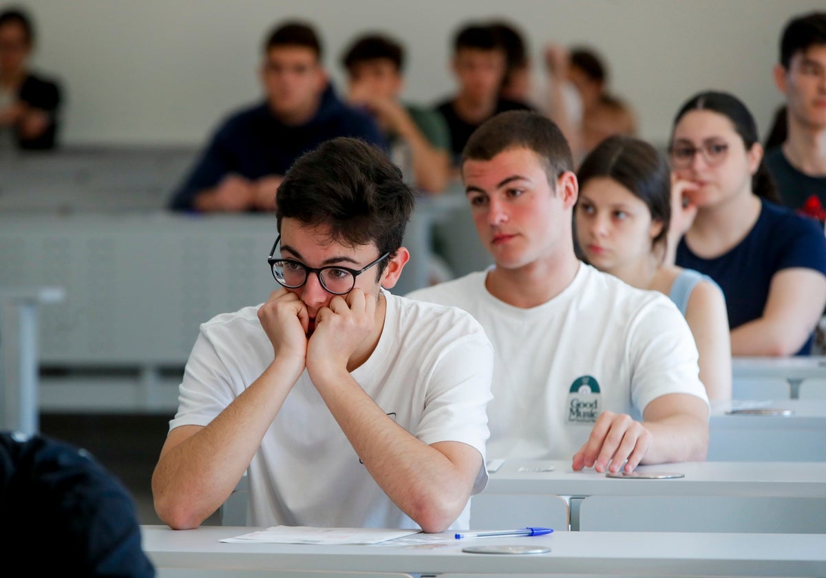 Jóvenes de Zaragoza realizan este mes la EBAU para poder acceder en septiembre a la universidad.