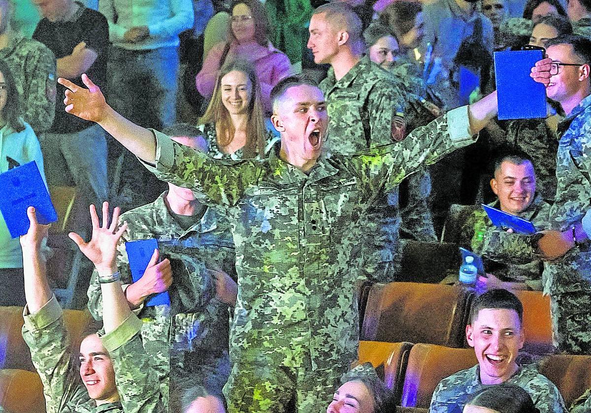 Graduación de oficiales en una escuela militar de Kiev.