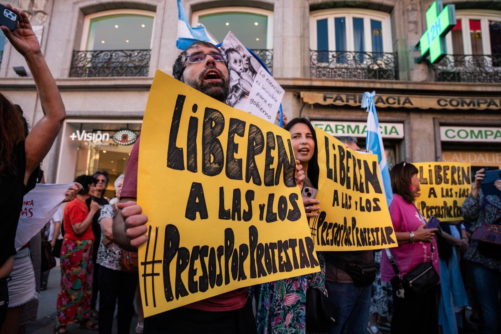 Organizaciones de argentinas y argentinos residentes en Madrid han organizado los «premios del hambre» para mostrar su rechazo a ''los planes de ajuste, despidos masivos y represión de Milei''.