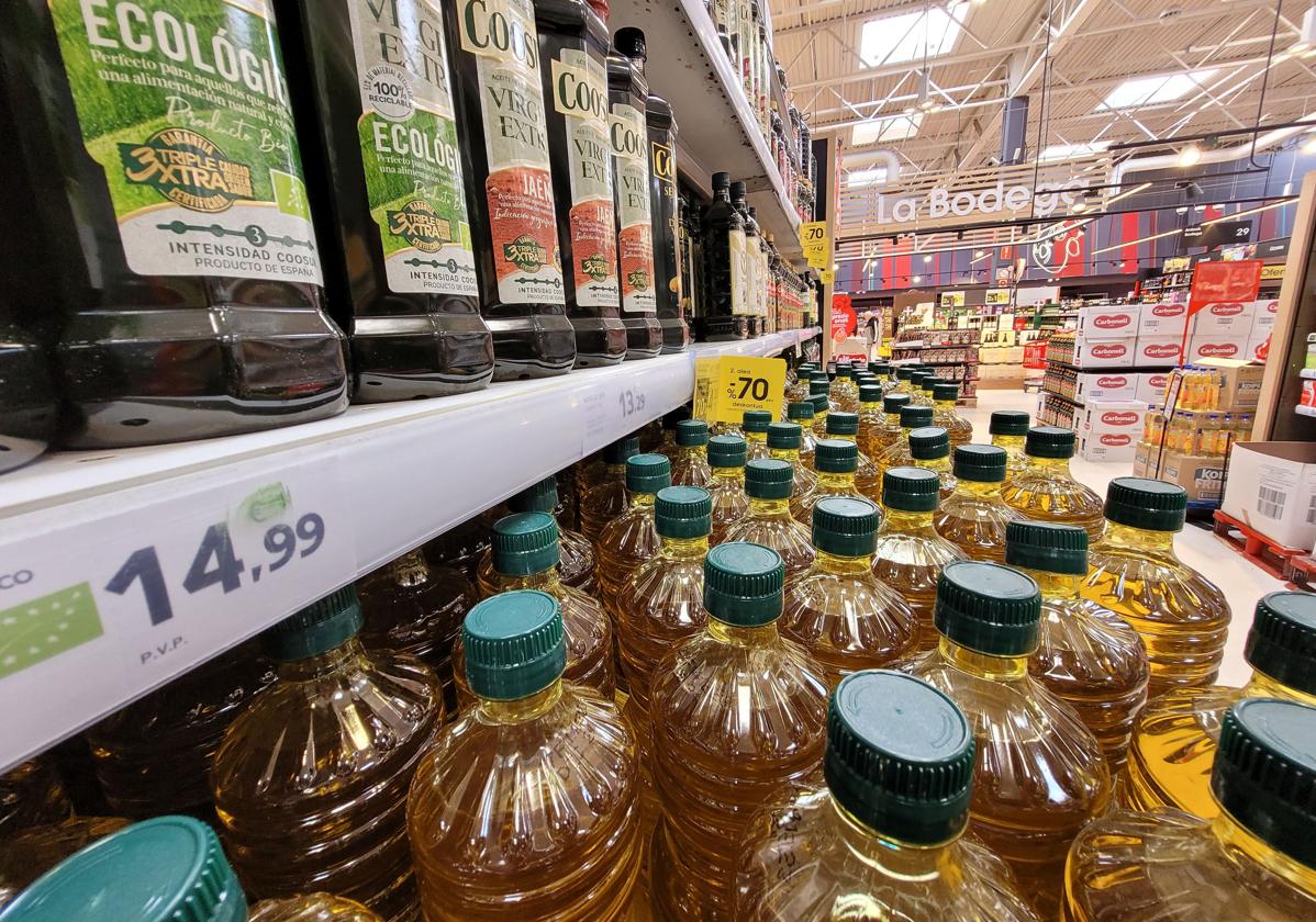 Botellas de aceite en un supermercado.