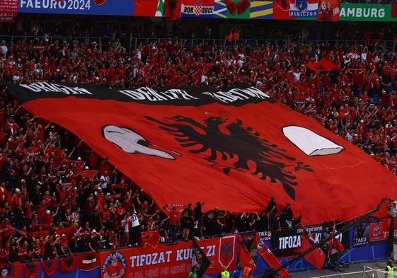 Fondo de los seguidores albaneses en el partido contra Croacia en Hamburgo.