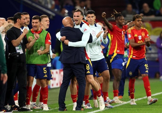 Luis de la Fuente celebra junto a Fabián Ruiz el triunfo ante Italia.