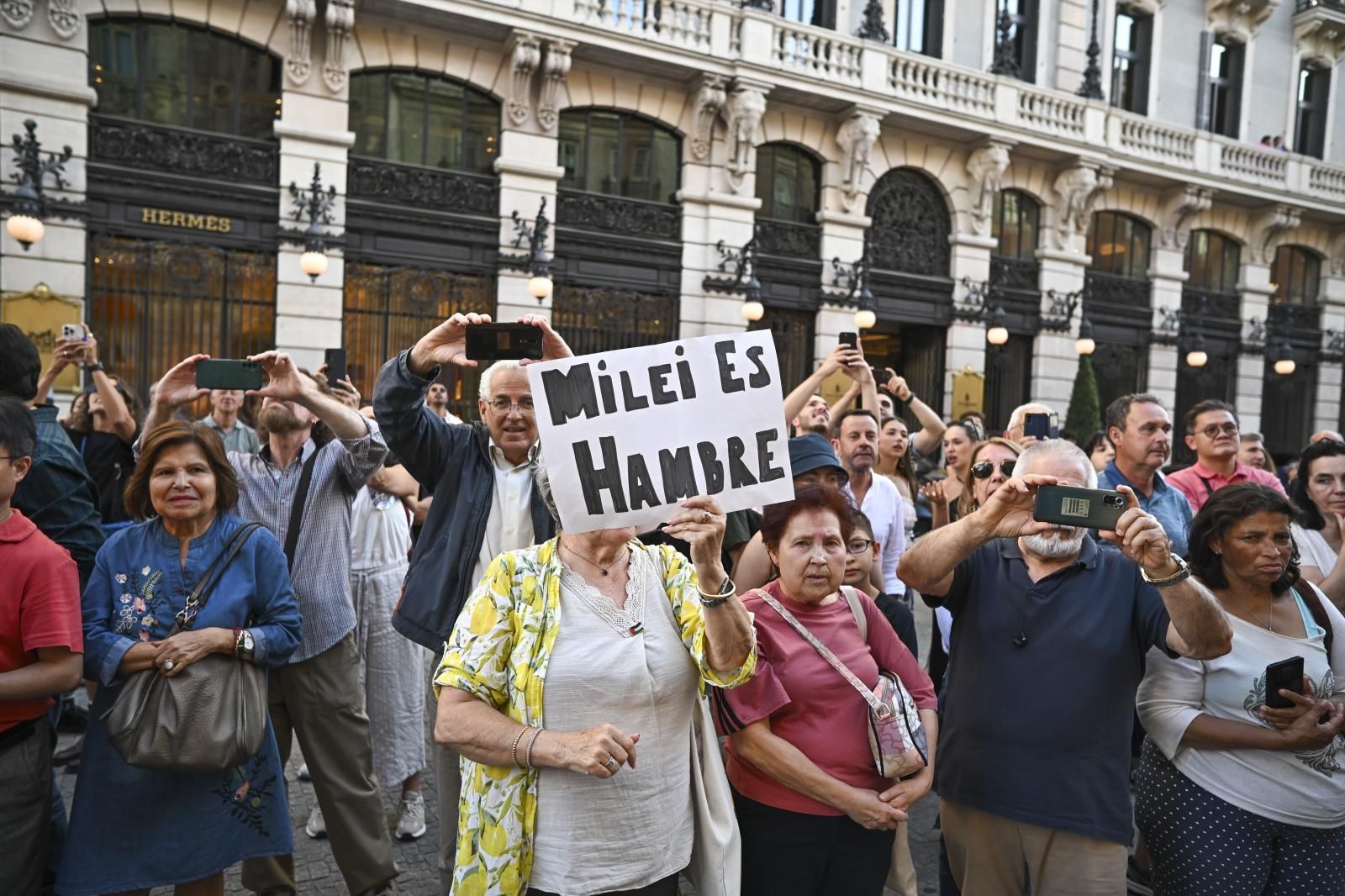 Concentración en los exteriores del Casino de Madrid contra Javier Milei.