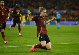 Kevin de Bruyne celebra su gol a Rumanía.