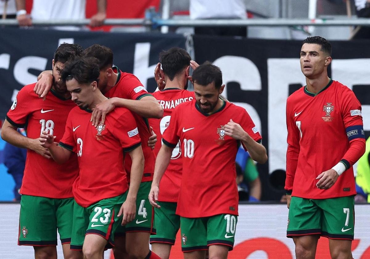 Los jugadores portugueses celebran el gol de Bruno Fernandes.