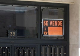 Anuncio de venta de vivienda en un edificio de Madrid.