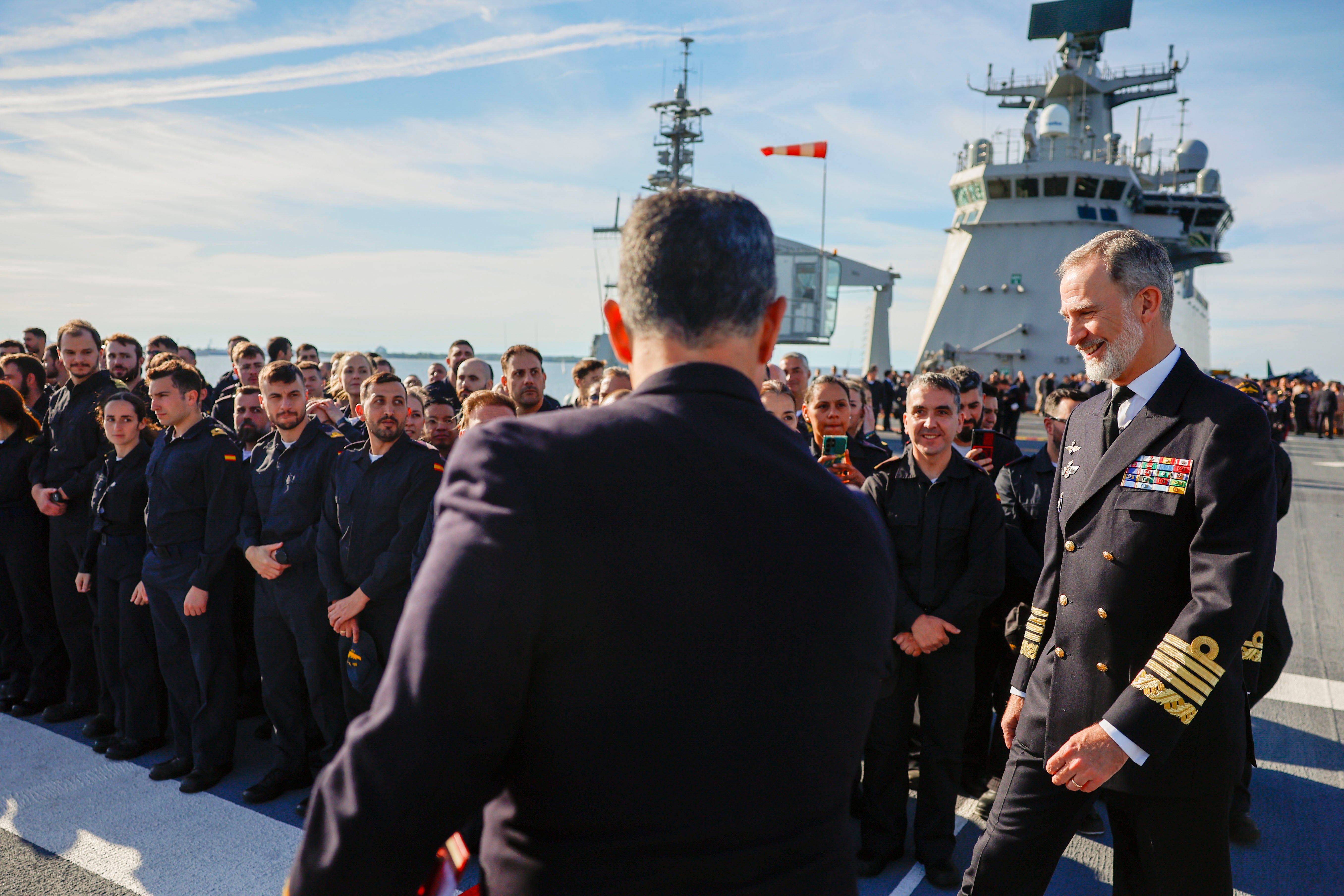 Felipe VI, durante el encuentro con las tropas que mantuvo en el portaaeronaves 'Juan Carlos I'.