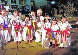 Miguel junto a un grupo de niñas vestidas de angelitos en una fiesta en las pasadas navidades.