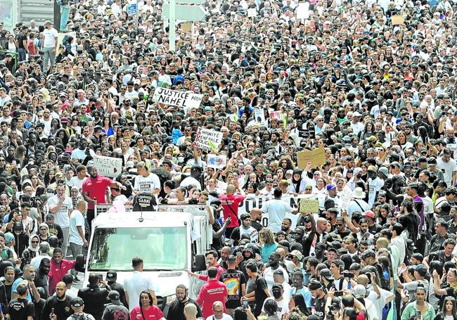 Multitudinaria marcha celebrada en el suburbio parisino de Nanterre en protesta por la muerte de Nahel, un conductor adolescente asesinado a tiros por un policía.