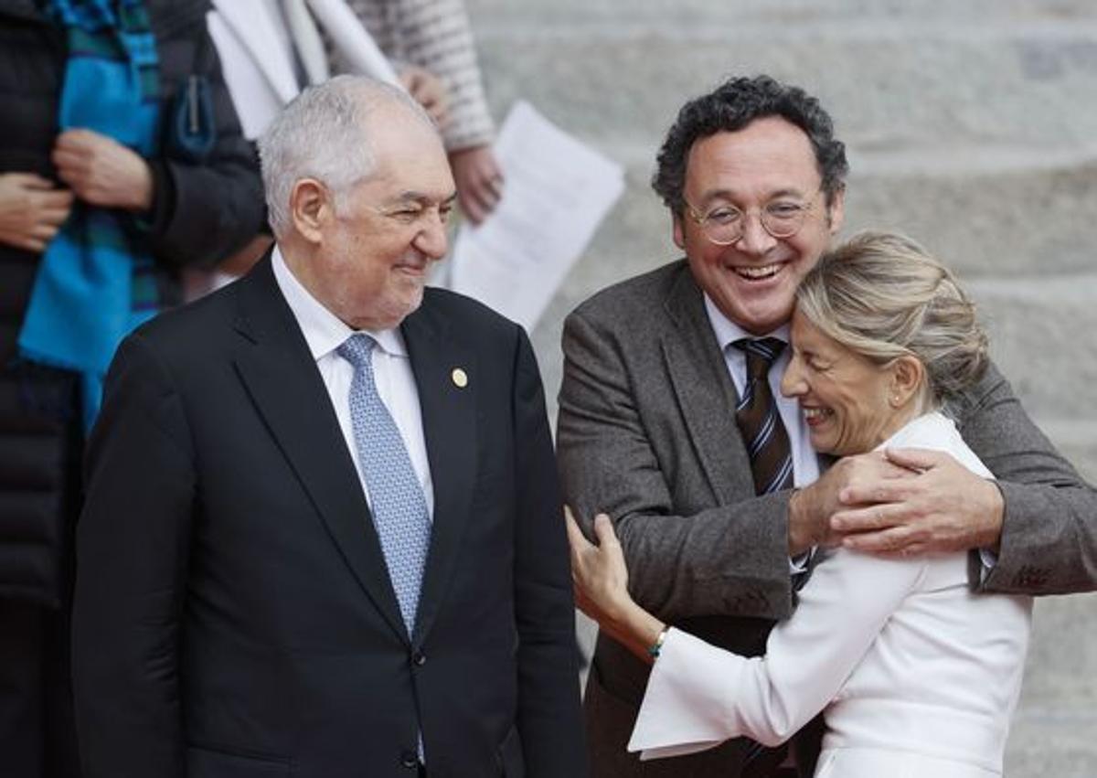 Imagen secundaria 1 - García Ortiz, el pasado miércoles durante la celebración de la coronación, saluda a Sánchez, entre las risas de su esposa y de la presidenta del Congreso, la socialista Francina Armengol, mientras el presidente del Senado, el popular Pedro Rollán, mira al vacío. De nuevo, el pasado noviembre durante la solemne apertura de Cortes el fiscal general del Estado abraza a la vicepresidenta segunda y ministra de Trabajo, Yolanda Díaz, en presencia del presidente del Tribunal Constitucional, Cándido Conde-Pumpido. Por último, García se abraza Dolores Delgado, su predecesora y mentora, en el acto de posesión como fiscal general en septiembre de 2022.