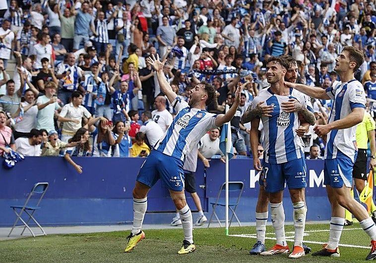 Los jugadores del Espanyol celebran el gol de Puado ante el delirio de la afición.