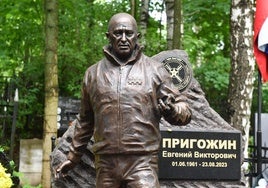 Una estatua recuerda a Prigozhin en el cementerio de Porokhovskoye, en San Petersburgo.