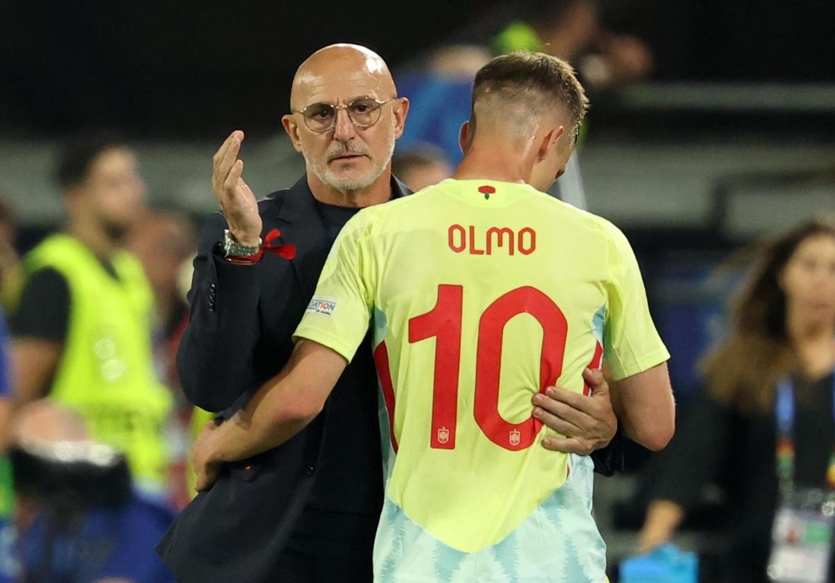 Luis de la Fuente saluda a Dani Olmo tras la victoria ante Albania.