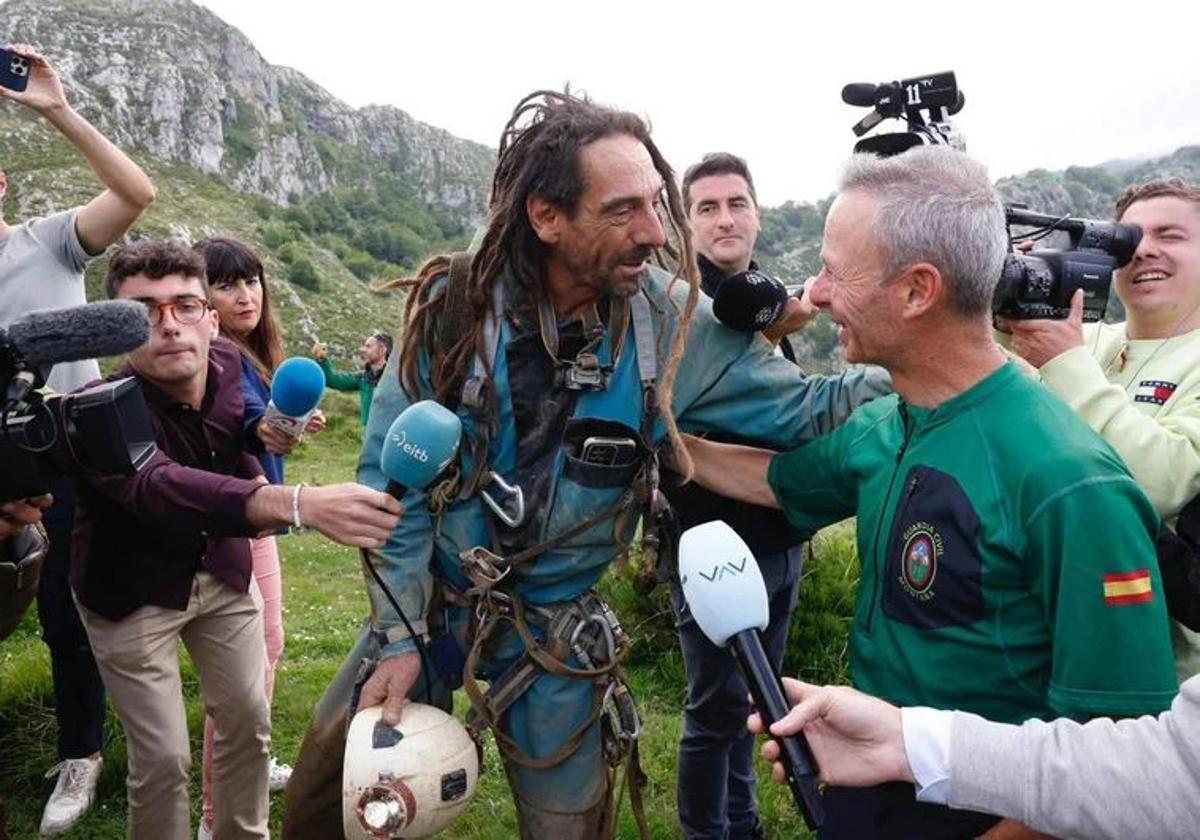 El espeleólogo Alfonso Urrutia habla con uno de los responsables del rescate una vez fuera de la cueva