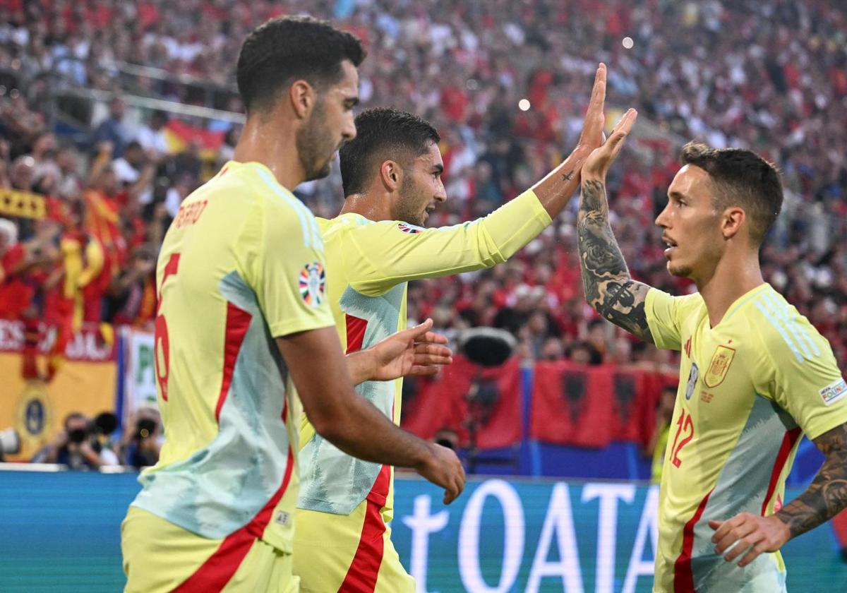 Varios jugadores celebran el gol de Ferrán.