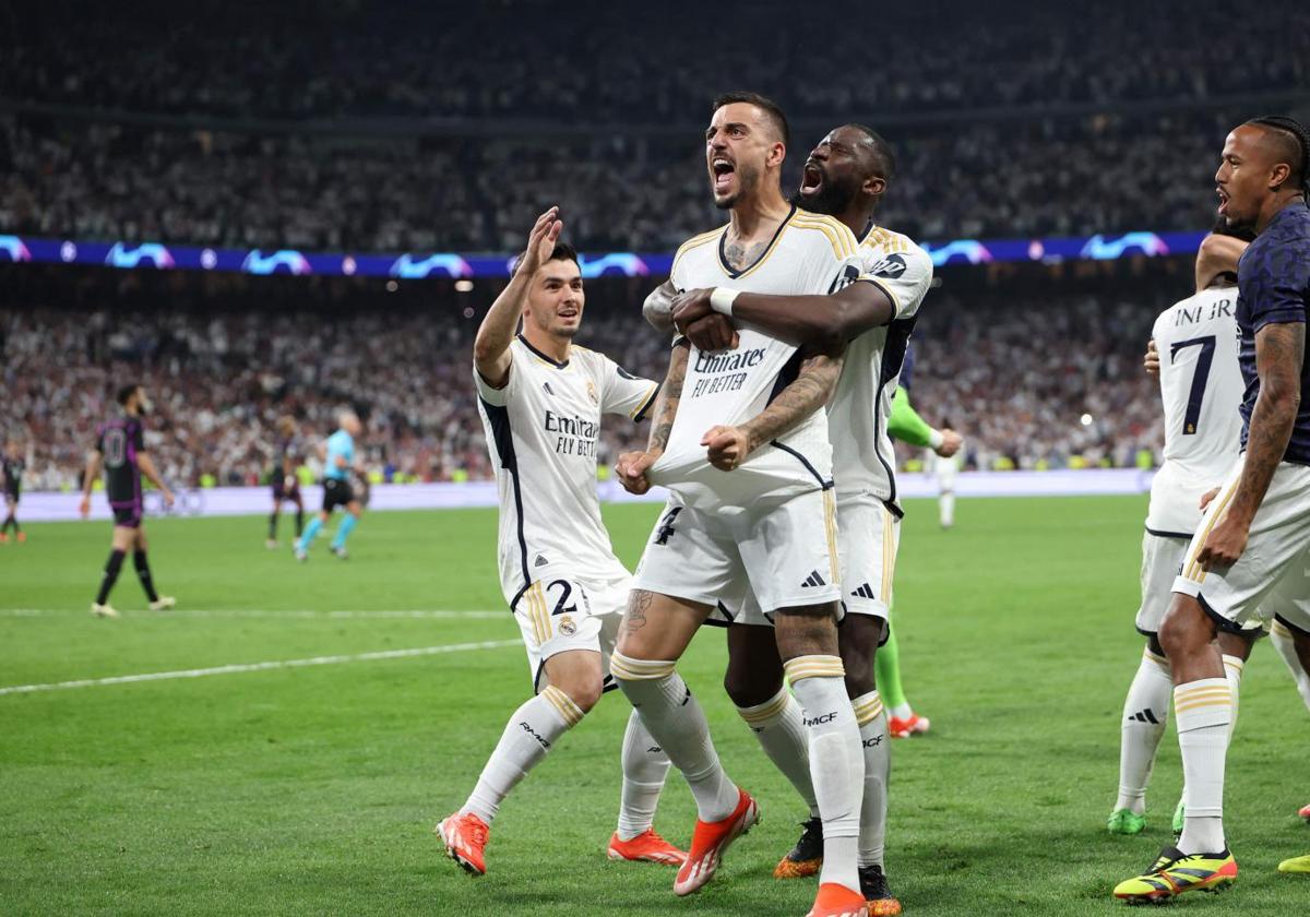 Joselu junto a sus compañeros celebrando uno de sus dos goles frente al Bayern Múnich en Champions.