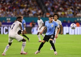 Fede Valverde, con el brazalete de capitán, en una acción durante el partido contra Panamá.