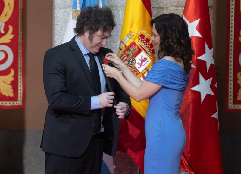 La presidenta de la Comunidad de Madrid, Isabel Díaz Ayuso, condecora al presidente de la República Argentina, Javier Milei