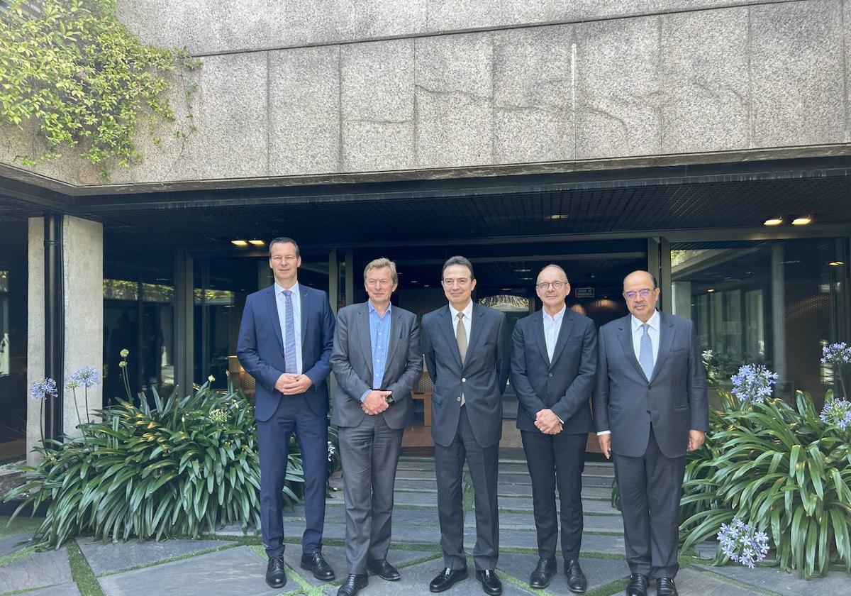 El consejero delegado de Enagás, Arturo Gonzalo, junto a los ejecutivos de las firmas alemana, francesa y portuguesa implicadas en el BarMar.