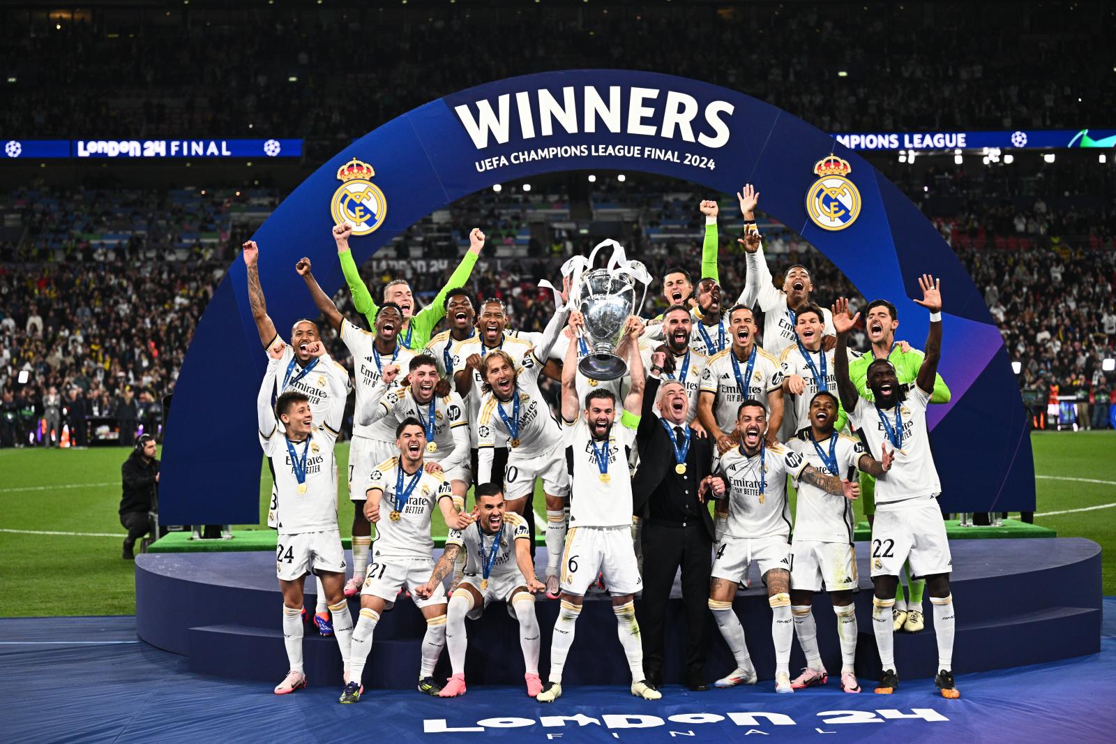 Nacho levantando la Champions como capitán junto a sus compañeros.