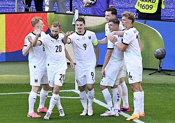 Los jugadores de Austria celebran el gol de Sabitzer.
