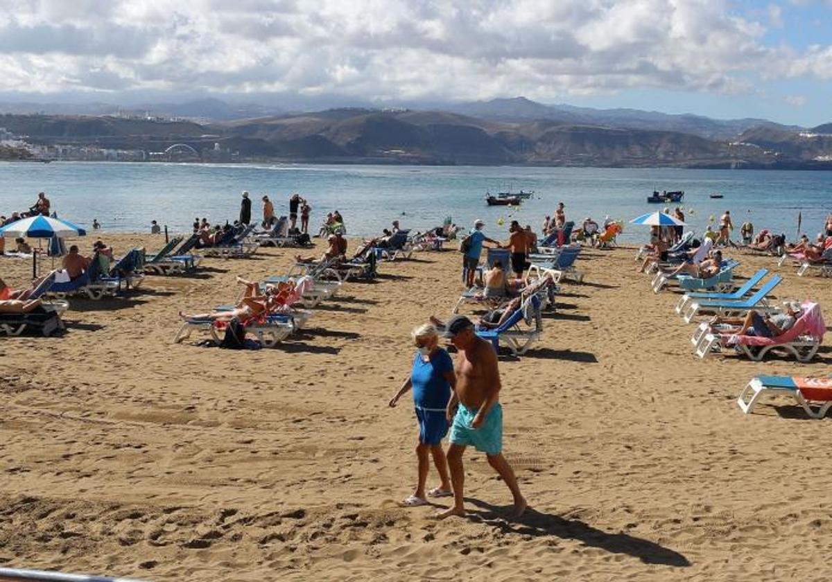 Turistas en la playa.