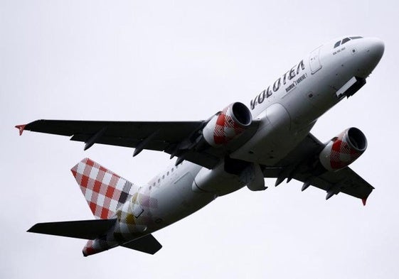 Un avión de Volotea despegando.