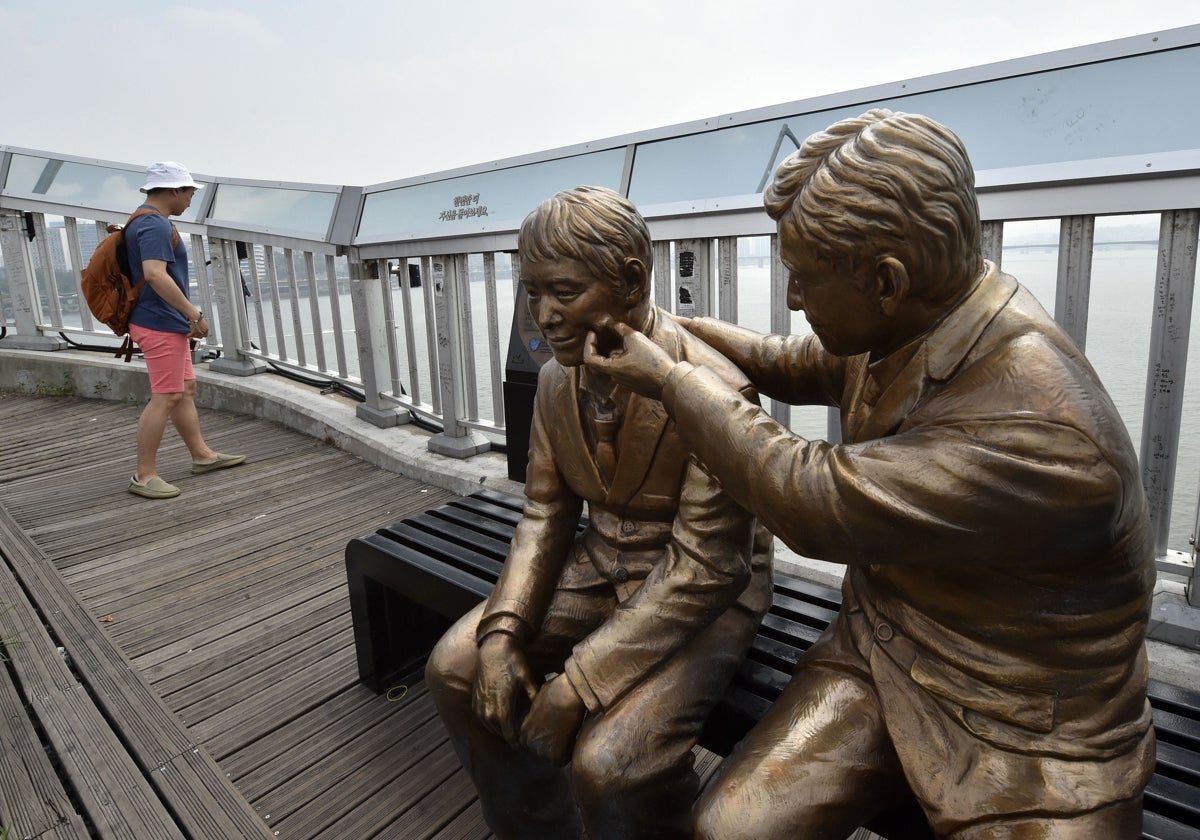 Escultura que representa en Seúl (Corea del Sur), una de las ciudades con mayor tasa de suicidios, el esfuerzo ciudadano por ayudar y disuadir a quien planea quitarse la vida.