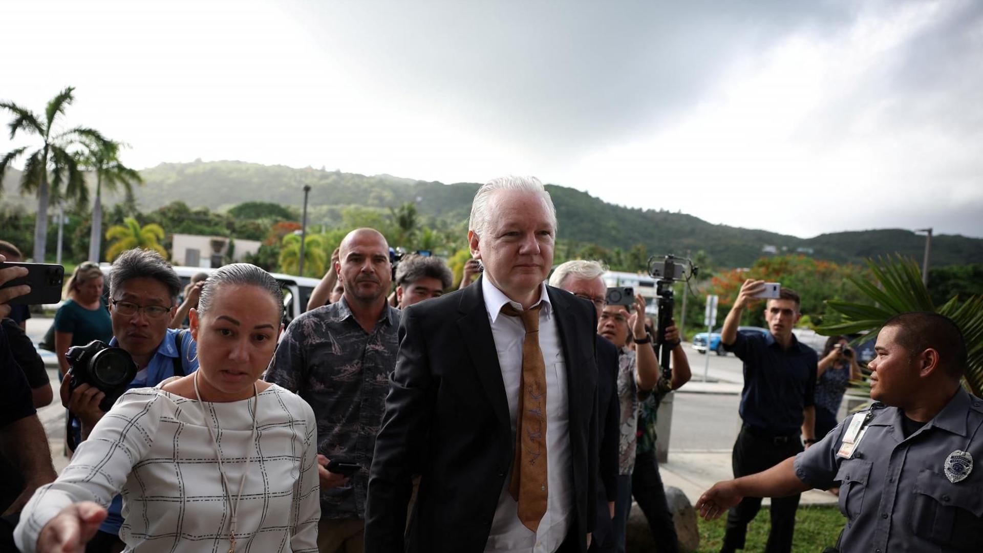 Assange, suçunu kabul edip daha önce çekilmiş bir cezaya çarptırılmasının ardından artık “özgür bir adam”
