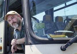 El director Borja Cobeaga en el rodaje de 'Los aitas' en el colegio Urdaneta de Loiu.