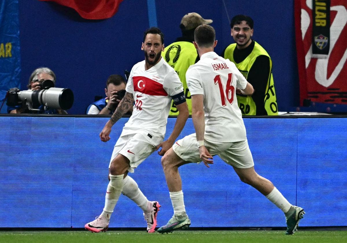 Hakan Çalhanoglu celebra el gol que marcó ante la República Checa.