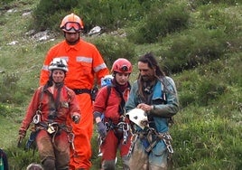 Paloma Bombín y Alfonso Urrutia, en el centro de la imagen, tras ser rescatados de la cueva.