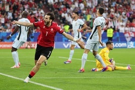 Khvicha Kvaratskhelia celebra su gol a Portugal.