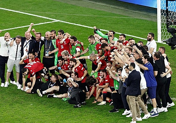 Los jugadores georgianos celebran el pase a octavos.