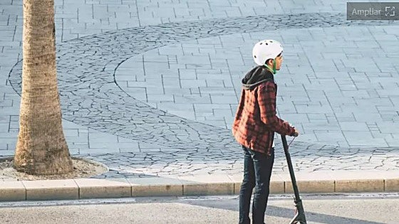 Tráfico obligará a tener 16 años como mínimo y a llevar casco para ir en patinete eléctrico