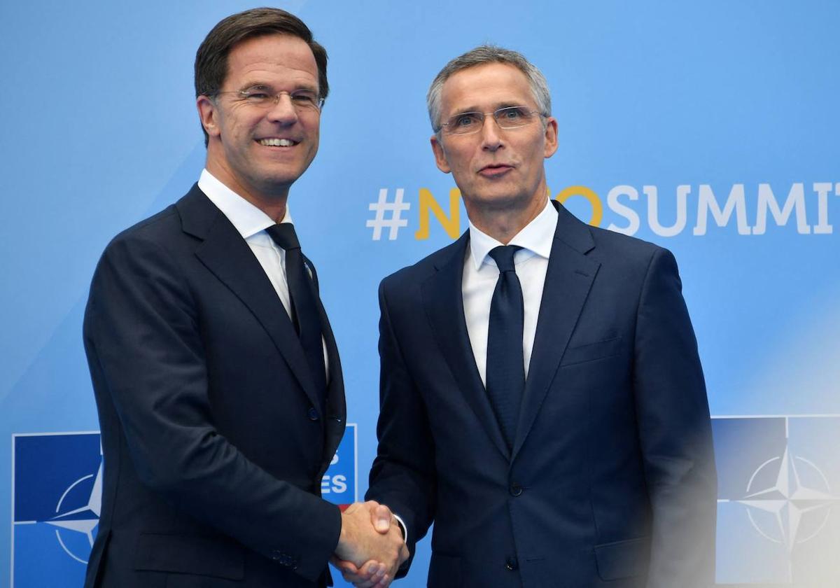 Mark Rutte y Jens Stoltenberg se dan la mano en una cumbre de la OTAN.