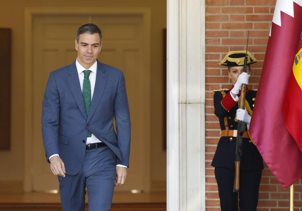 El presidente del Gobierno, Pedro Sánchez, en la entrada al edificio principal del Palacio de La Moncloa.