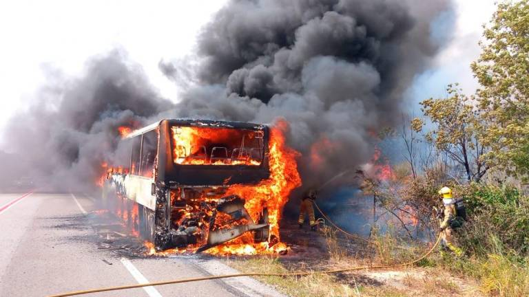 El autobús incendiado en la N-240