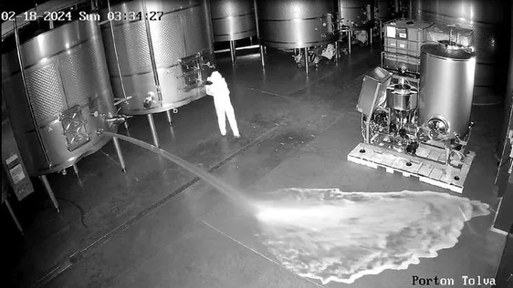 Momento del sabotaje en la bodega Cepa 21, el pasado mes de febrero, captado por las cámaras de seguridad.