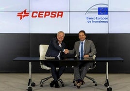 El CEO de Cepsa, Maarten Wetselaar, y el director de Operaciones para España y Portugal del BEI, Gilles Badot, en la firma del acuerdo.