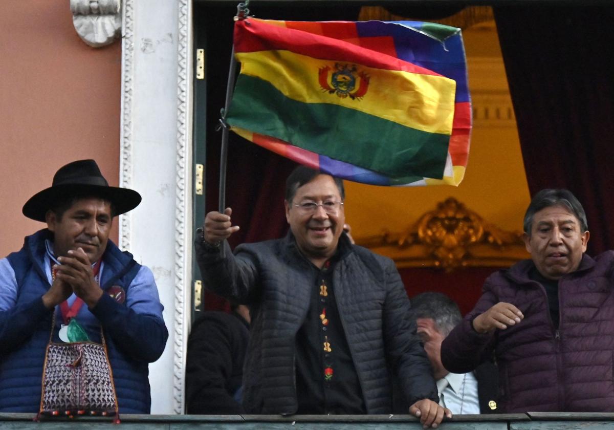 Luis Arce, en el balcón de la sede del Gobierno.