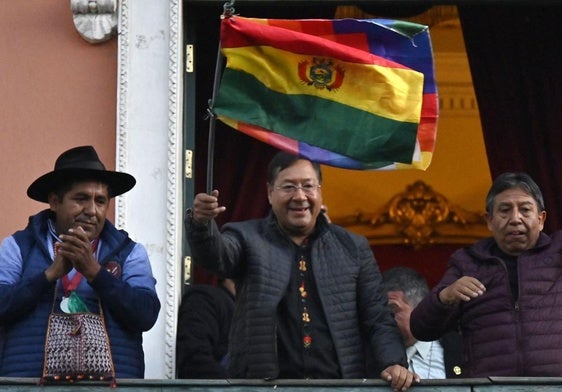 Luis Arce, en el balcón de la sede del Gobierno.