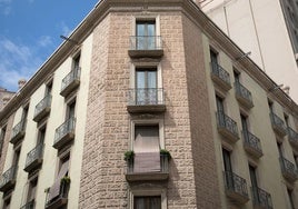 Un edificio de Barcelona con más de una docena de apartamentos turísticos.