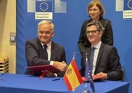 El ministro de Presidencia y Justicia, Félix Bolaños (derecha), y el vicesecretario del PP, Esteban González Pons, tras firmar el martes el acuerdo sobre el CGPJ.