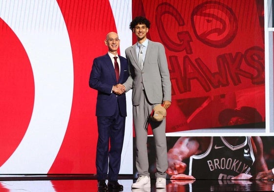 Zaccharie Risacher y Adam Silver, comisionado de la NBA.