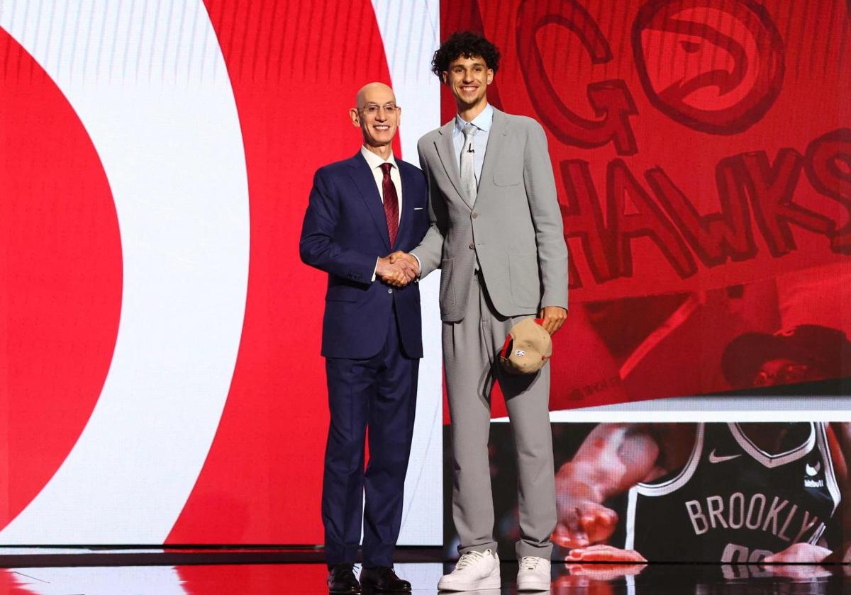 Zaccharie Risacher y Adam Silver, comisionado de la NBA.